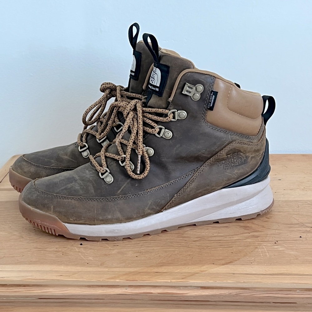 - The North Face Men’s 10.5 boots brown